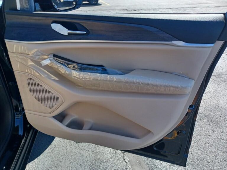 2024 Jeep Grand Cherokee Interior Door